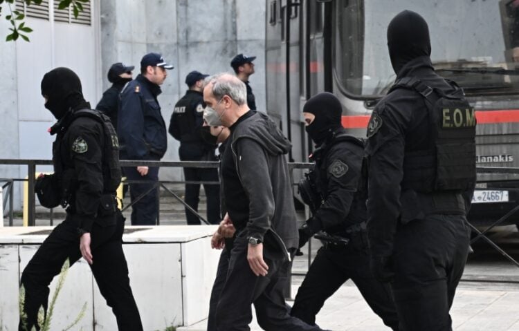 Ο Ηλίας Μίχος (κέντρο) μεταφέρεται στο δικαστήριο συνοδεία αστυνομικών (φωτ.: EUROKINISSI/Κώστας Τζούμας)