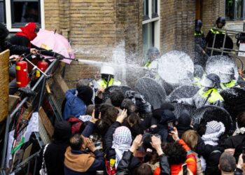 Επεισόδια μεταξύ αστυνομικών και φοιτητών στο Πανεπιστήμιο του Άμστερνταμ (UvA)(Φωτ.: EPA/Ramon Van Flymen)