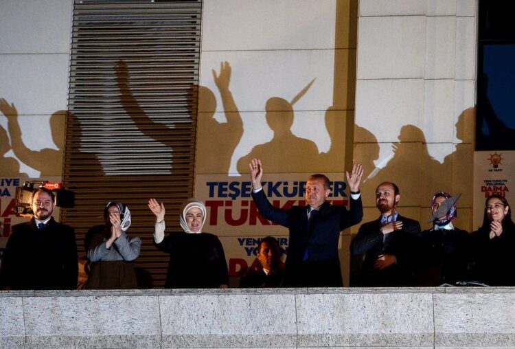 Ο Τούρκος πρόεδρος Ρετζέπ Ταγίπ Ερντογάν πανηγυρίζει σε παλαιότερη εκλογική αναμέτρηση, έχοντας δίπλα του τη σύζυγο και τα παιδιά του, ανάμεσά τους ο Μπιλάλ και ο Μπεράτ (φωτ.: EPA/ Mahmut Serdar Alakus/ANADOLU AGENCY)