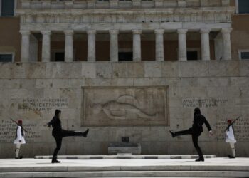 Εύζωνες της Προεδρικής Φρουράς, με τη στολή του Πόντιου αντάρτη, στην αλλαγή φρουράς στο Μνημείο του Άγνωστου Στρατιώτη κατά τη διάρκεια του εορτασμού της σημερινής Ημέρας Μνήμης της Γενοκτονίας των Ποντίων, στην Αθήνα (φωτ.: ΑΠΕ-ΜΠΕ/Γιάννης Κολεσίδης)