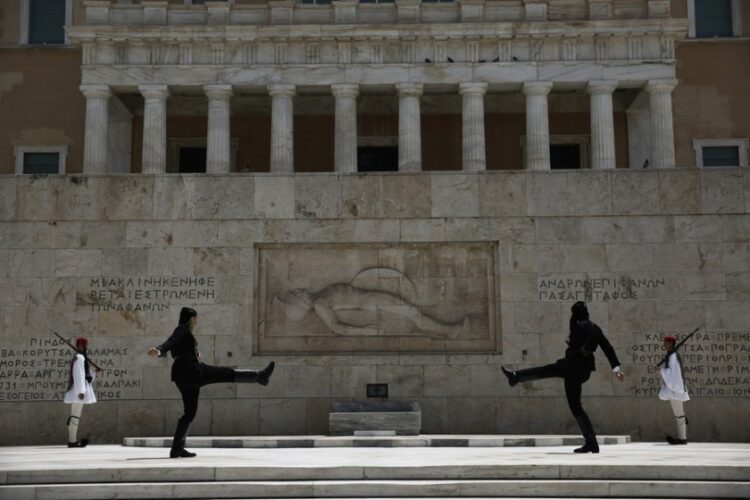 Εύζωνες της Προεδρικής Φρουράς, με τη στολή του Πόντιου αντάρτη, στην αλλαγή φρουράς στο Μνημείο του Άγνωστου Στρατιώτη κατά τη διάρκεια του εορτασμού της σημερινής Ημέρας Μνήμης της Γενοκτονίας των Ποντίων, στην Αθήνα (φωτ.: ΑΠΕ-ΜΠΕ/Γιάννης Κολεσίδης)