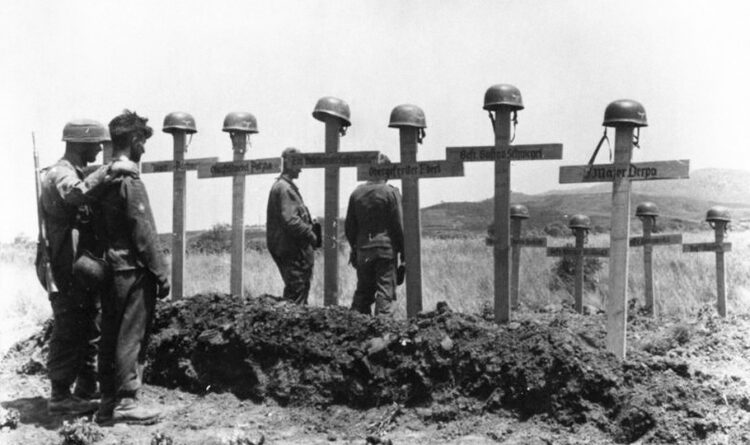 Γερμανικοί τάφοι κατά τη διάρκεια της Mάχης της Κρήτης (πηγή: el.wikipedia.org/wiki/Μάχη_της_Κρήτης/ Bundesarchiv, Bild 141-0848 / CC-BY-SA 3.0)