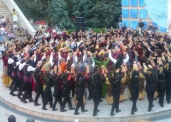 Στιγμιότυπο από παλαιότερο φεστιβάλ ποντιακών χορών στην Κατερίνη (Φωτ.: facebook.com/ΣποΣ Κεντρικής Μακεδονίας Θεσσαλίας)