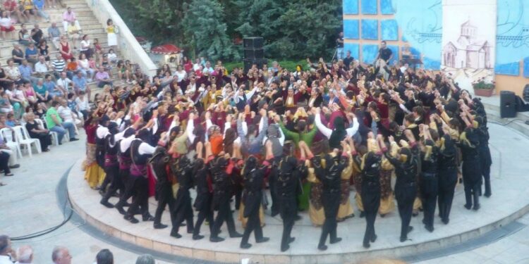 Στιγμιότυπο από παλαιότερο φεστιβάλ ποντιακών χορών στην Κατερίνη (Φωτ.: facebook.com/ΣποΣ Κεντρικής Μακεδονίας Θεσσαλίας)