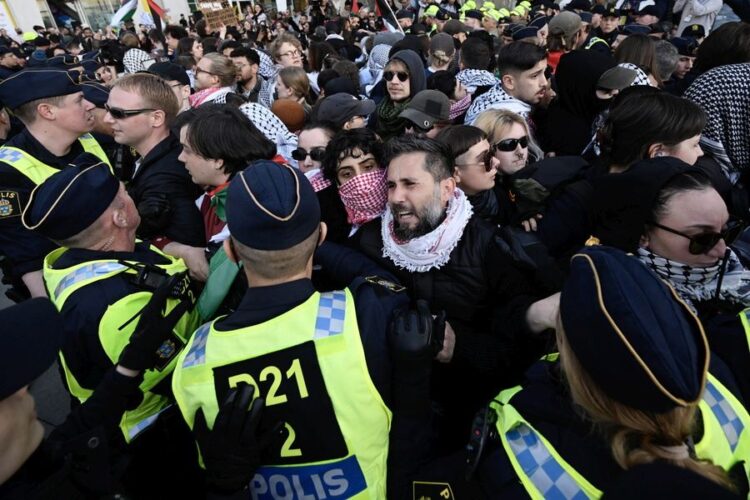 Εικόνα από τη σύγκρουση αστυνομικών με διαδηλωτές (φωτ.: 
EPA/Johan Nilsson/TT SWEDEN OUT)