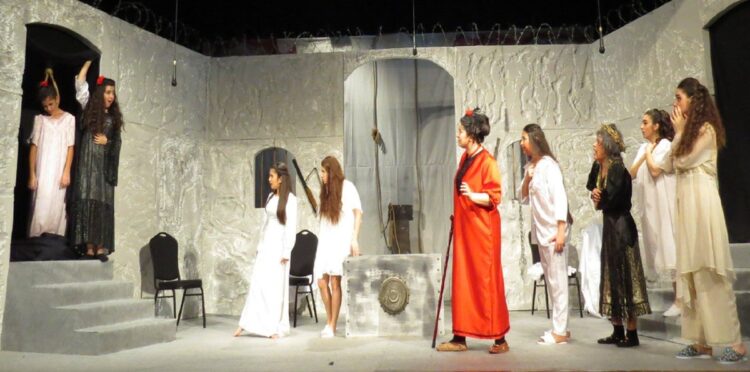 Στιγμιότυπο από την παράσταση «Το σπίτι της Μπερνάρντα Άλπμα» του Φεδερίκο Γκαρθία Λόρκα σε σκηνοθεσία Hamazkayin Arek (Φωτ. αρχείου: el.wikipedia.org)