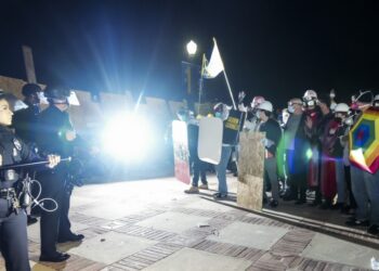 Φοιτητές που διαδηλώνουν κατά του πολέμου στη Λωρίδα της Γάζας έρχονται αντιμέτωποι με την αστυνομία στο πανεπιστήμιο της Καλιφόρνια (φωτ.: EPA/Allison Dinner)
