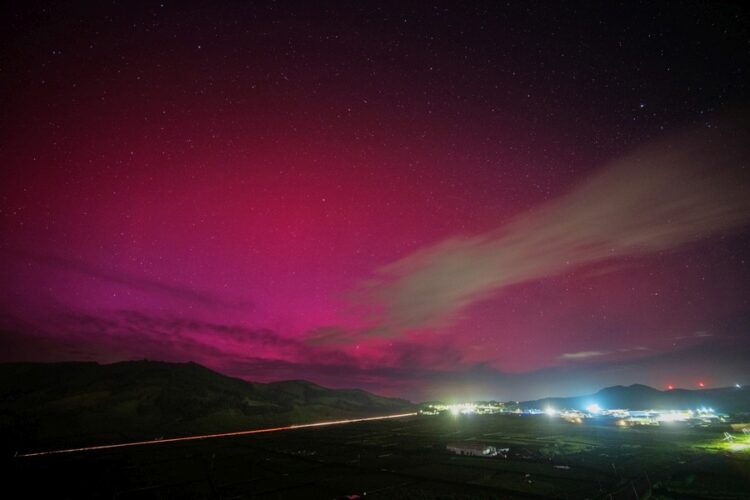 Το Βόρειο Σέλας στον νυχτερινό ουρανό, στις Αζόρες της Πορτογαλίας (φωτ.: EPA /Antonio Araujo)