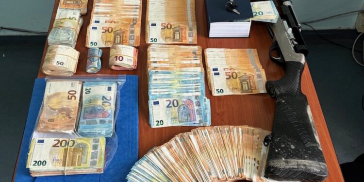 Χρήματα που κατασχέθηκαν από την ΕΛΑΣ σε επιχείρηση εξάρθρωσης εγκληματικής οργάνωσης αποτελούμενη από εφοριακούς και ιδιώτες στην Χαλκίδα (Φωτ.: Υπουργείο Πολιτικής Προστασίας/Γραφείο Τύπου)