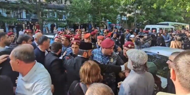 Διαδηλωτές στο Γερεβάν διαμαρτύρονται για την παραχώρηση 4 χωριών στο Αζερμπαϊτζάν (φωτ.: x.com/AlphaNewsAM)