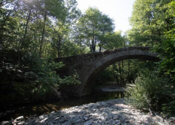 Πέτρινο γεφύρι στα Ζαγοροχώρια, στα Ιωάννινα (φωτ. αρχείου: ΑΠΕ-ΜΠΕ/Δημήτρης Τοσίδης)