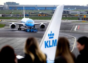 Αεροσκάφη της KLM στο αεροδρόμιο Σίπχολ στο Άμστερνταμ (φωτ. αρχείου: EPA/Ramon Van Flymen)