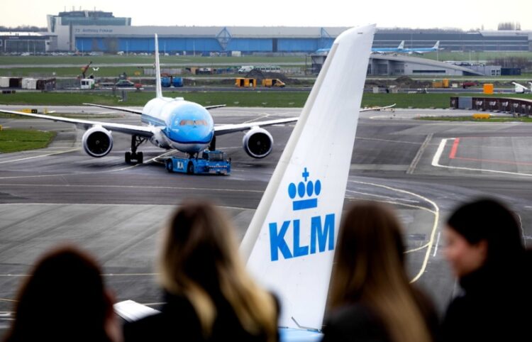 Αεροσκάφη της KLM στο αεροδρόμιο Σίπχολ στο Άμστερνταμ (φωτ. αρχείου: EPA/Ramon Van Flymen)