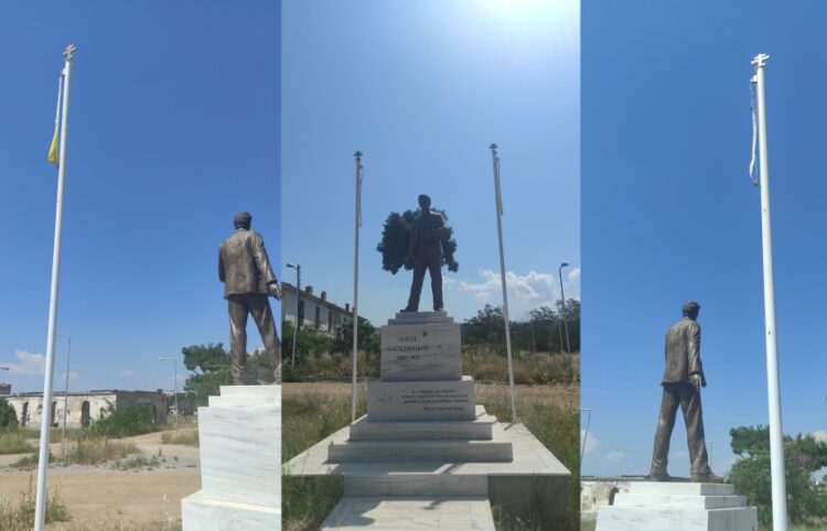 Διαφορετικές όψεις του αγάλματος στις οποίες διακρίνονται οι κομμένες σημαίες από τους ιστούς (φωτ.: Σωματείο Δράσης «Νίκος Καπετανίδης»)