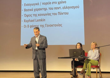 Ο Αντώνης Παυλίδης μιλάει στο κοινό, στο Δημοτικό Θέατρο Ζακύνθου (φωτ.: Facebook / Sofia Eleftheriadou)