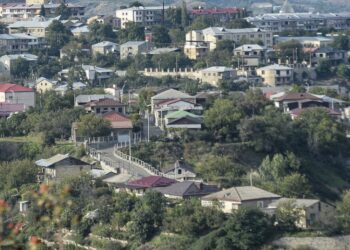 Γενική άποψη του Στεπάνακερτ, της πρωτεύουσας του Αρτσάχ, η οποία έχει πλέον παραδοθεί στο Αζερμπαϊτζάν (φωτ.: EPA/Roman Ismayilov)