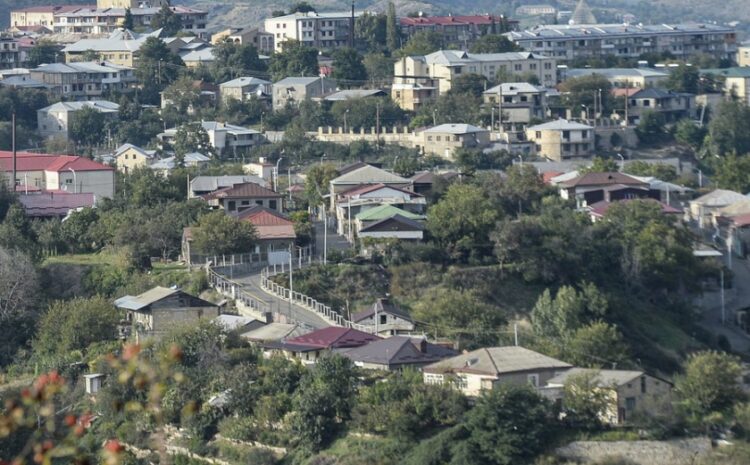Γενική άποψη του Στεπάνακερτ, της πρωτεύουσας του Αρτσάχ, η οποία έχει πλέον παραδοθεί στο Αζερμπαϊτζάν (φωτ.: EPA/Roman Ismayilov)
