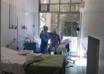 Ασθενής σε νοσοκομείο δέχεται ιατρική βοήθεια (φωτ. αρχείου: EUROKINISSI/Μιχάλης Καραγιάννης)