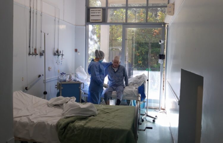 Ασθενής σε νοσοκομείο δέχεται ιατρική βοήθεια (φωτ. αρχείου: EUROKINISSI/Μιχάλης Καραγιάννης)