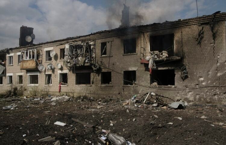 Κατεστραμμένη πολυκατοικία στα περίχωρα της μεθοριακής πόλης Βόβτσανκ, η οποία βρίσκεται στην περιφέρεια του Χαρκόβου (φωτ.: EPA / George Ivanchenko)