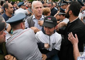 Αρμένιοι διαδηλωτές προσπαθούν να σπάσουν τον αστυνομικό κλοιό (φωτ.: TACC)