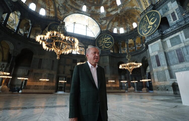 Ο Ρετζέπ Ταγίπ Ερντογάν στην Αγια-Σοφιά (φωτ,: Γραφείο Τύπου Προεδρίας της Δημοκρατίας της Τουρκίας)