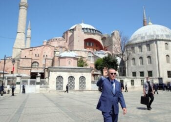 Ο Ρετζέπ Ταγίπ Ερντογάν έξω από την Αγια-Σοφιά (φωτ,: Γραφείο Τύπου Προεδρίας της Δημοκρατίας της Τουρκίας)