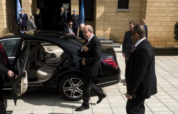 Ο ηγέτης των Τουρκοκυπρίων Ερσίν Τατάρ αναχωρεί μετά από συνάντηση με τον Νίκο Χριστοδουλίδη στη Λευκωσία (φωτ.: ΕΡΑ/Ιάκωβος Χατζησταύρου)