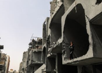 Νεαρός Παλαιστίνιος κοιτά έξω από το κατεστραμμένο σπίτι του μετά από ισραηλινό βομβαρδισμό στη νότια Γάζα (φωτ.: EPA/Mohammed Saber)