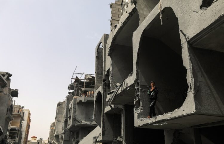 Νεαρός Παλαιστίνιος κοιτά έξω από το κατεστραμμένο σπίτι του μετά από ισραηλινό βομβαρδισμό στη νότια Γάζα (φωτ.: EPA/Mohammed Saber)