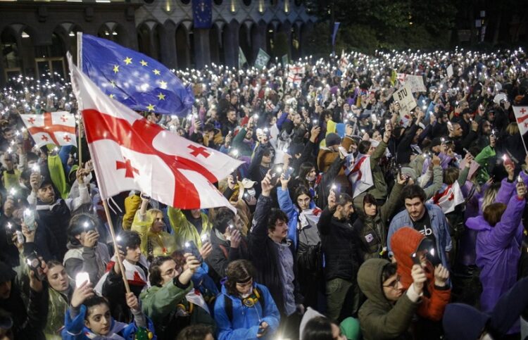 Στιγμιότυπο από τη διαδήλωση στο κέντρο της Τιφλίδας κατά του νομοσχεδίου περί «ξένης επιρροής» (φωτ.: EPA / David Mdzinarishvili)