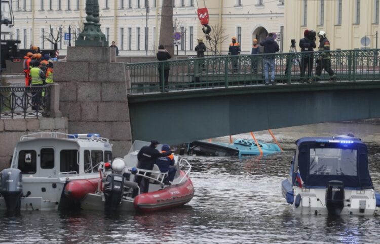 Σωστικά συνεργεία ανασύρουν το λεωφορείο από τον ποταμό Μόικα στο κέντρο της Αγίας Πετρούπολης (φωτ.: EPA/Anatoly Maltsev)