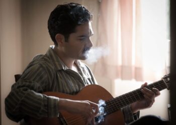 Ο Χρήστος Μάστορας με το χαρακτηριστικό τσιγάρο και την κιθάρα στο χέρι (φωτ.: instagram/xmastoras)