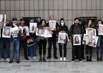Συγγενείς των θυμάτων κρατούν φωτογραφίες των αγαπημένων τους στη δίκη για την πυρκαγιά στο Μάτι (φωτ.: EUROKINISSI/Κώστας Τζούμας)