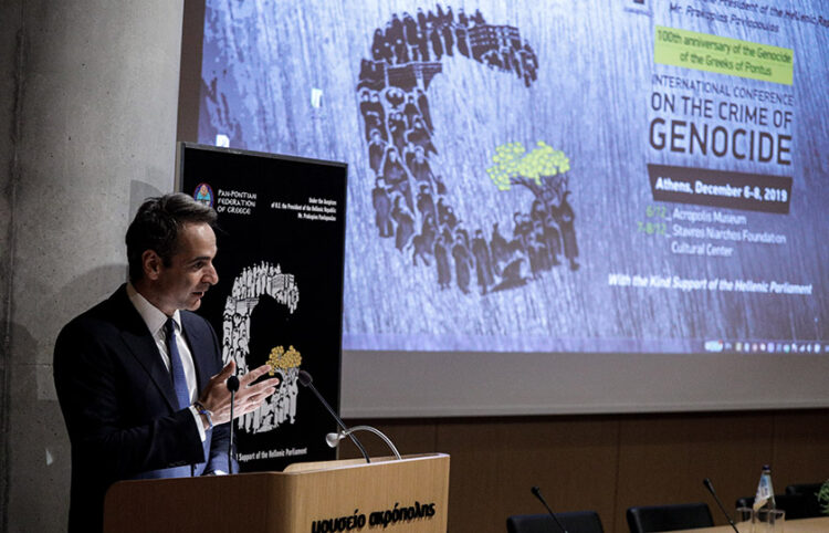 Ο Κυριάκος Μητσοτάκης στην εναρκτήρια εκδήλωση του Διεθνούς Επιστημονικού Συνεδρίου για το Έγκλημα της Γενοκτονίας που διοργάνωσε η ΠΟΕ τον Δεκέμβριο του 2019 (φωτ. αρχείου: EUROKINISSI / Γιώργος Κονταρίνης)