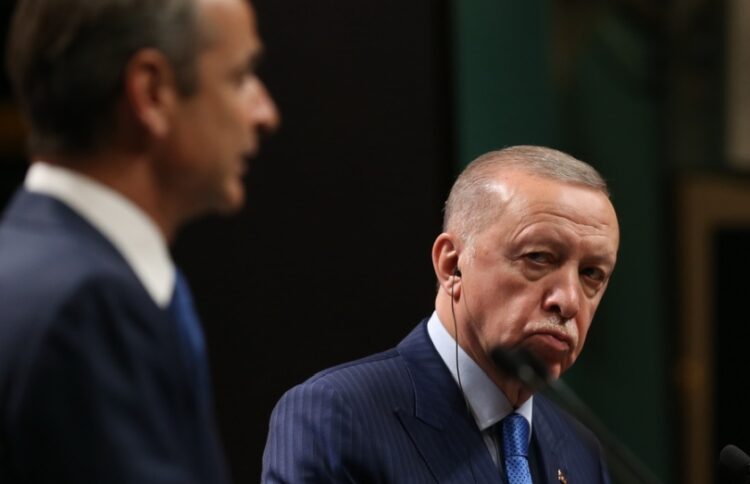 Ο Τούρκος πρόεδρος Ρετζέπ Ταγίπ Ερντογάν (δεξιά) κοιτάζει τον Κυριάκο Μητσοτάκη στην κοινή συνέντευξη Τύπου στην Άγκυρα, την προηγούμενη εβδομάδα (φωτ.: EPA/Necati Savas)