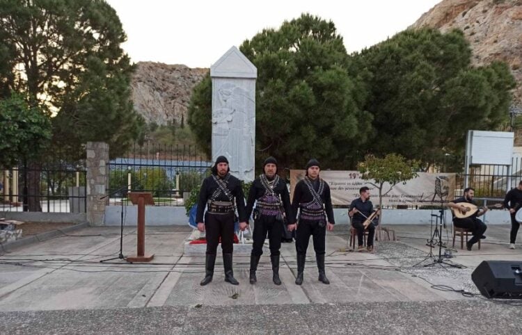 Πυρριχιστές μπροστά από το Μνημείο Ξεριζωμός, στη Νίκαια (φωτ.: Δήμος Νίκαιας - Αγ. Ι. Ρέντη)