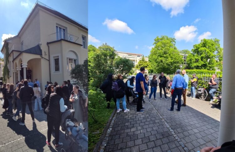 Γονείς μαθητές έχουν συγκεντρωθεί έξω από το γενικό προξενείο της Ελλάδας στο Μόναχο, ζητώντας ενημέρωση για τη στέγαση του σχολείου «Αριστοτέλης» (φωτ.: facebook/4ο Δημοτικό Σχολείο Μονάχου Αριστοτέλης - Συμβούλιο Γονέων και Κηδεμόνων)
