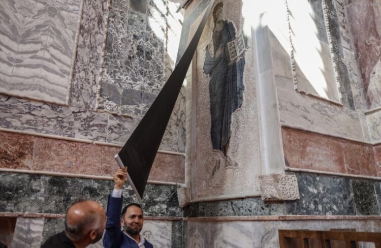 Άνδρας αποκαλύπτει βυζαντινό ψηφιδωτό, το οποίο είναι πλέον καλυμμένο στο εσωτερικό της Μονής της Χώρας (φωτ.: EPA/Erdem Sahin)