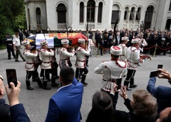 Εθνοφρουροί μεταφέρουν το φέρετρο με τα οστά του βασιλιά Φερδινάνδου Α’ στο ανάκτορο Βράνα, στα περίχωρα της Σόφιας (φωτ.: EPA/Vassil Donev)