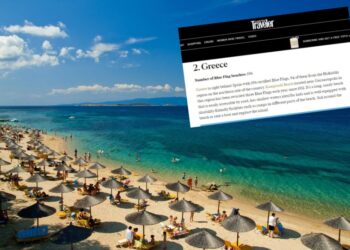 Άποψη της παραλίας «Καμπούδι» και στην ένθετη φωτογραφία η εισαγωγή του καταλόγου στην οποία αναφέρονται τα εγκωμιαστικά σχόλια για την παραλία του Δήμου Αριστοτέλη (φωτ.: ΑΠΕ-ΜΠΕ)
