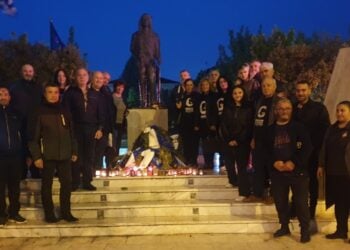 Κατάθεση στεφάνων από εκπροσώπους των ποντιακών συλλόγων της Πιερίας στην πλατεία Γενοκτονίας του Ποντιακού Ελληνισμού το 2023 (φωτ.: facebook/Ένωση Ποντίων Πιερίας)