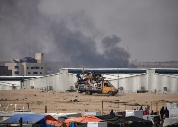 Βομβαρδισμοί στη Ράφα όπου έχουν βρει καταφύγιο εκτοπισμένοι Παλαιστίνιοι (φωτ.: EPA / Haitham Imad)