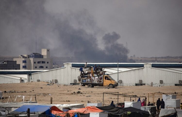 Βομβαρδισμοί στη Ράφα όπου έχουν βρει καταφύγιο εκτοπισμένοι Παλαιστίνιοι (φωτ.: EPA / Haitham Imad)