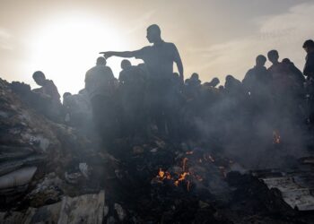 Παλαιστίνιοι στον βομβαρδισμένο καταυλισμό στη Ράφα (φωτ.: EPA / Haitham Imad)