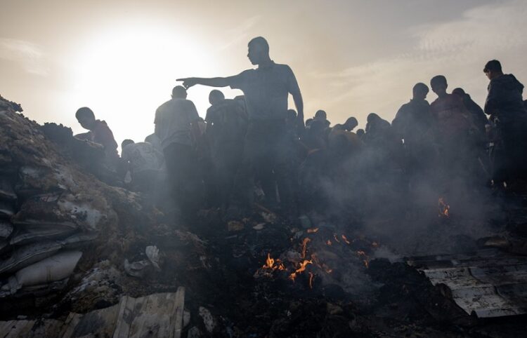 Παλαιστίνιοι στον βομβαρδισμένο καταυλισμό στη Ράφα (φωτ.: EPA / Haitham Imad)