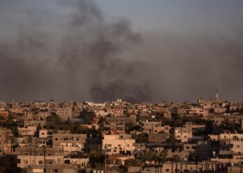Καπνός υψώνεται μετά από ισραηλινό πλήγμα στη Ράφα, στη Λωρίδα της Γάζας την Παρασκευή. Η Χαμάς υποστήριξε ότι η σημερινή εκτόξευση ρουκετών αποτελεί αντίποινα για τα ισραηλινά χτυπήματα (φωτ.: EPA/Haitham Imad)