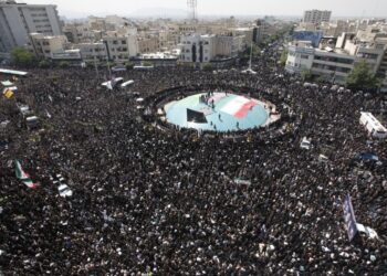 Εικόνα από την Τεχεράνη κατά τη διάρκεια της νεκρικής πομπής (φωτ.: EPA / Abedin Taherkenareh)