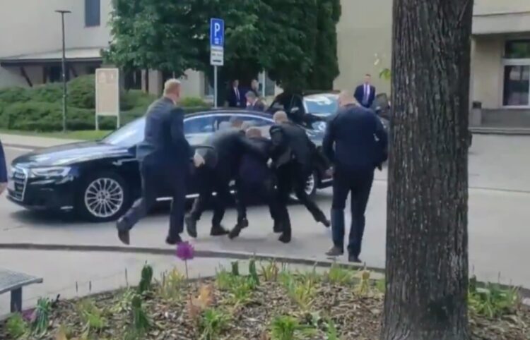Άνδρες της ασφάλειας του Σλοβάκου πρωθυπουργού τον μεταφέρουν στα χέρια μέσα στο αυτοκίνητο για να τον πάνε στο νοσοκομείο (φωτ.: Χ/NEXTA)