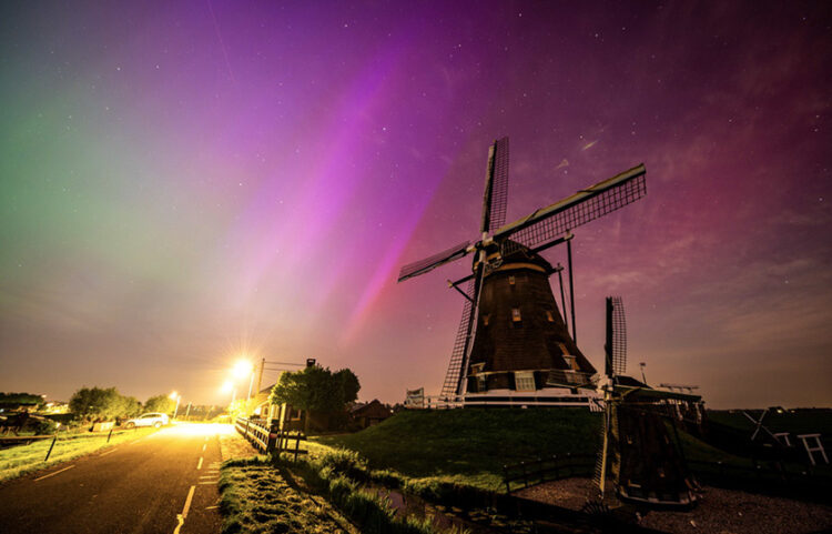 Εντυπωσιακή φωτογραφία από το σέλας που εμφανίστηκε το βράδυ του Σαββάτου στον ουρανό της Ολλανδίας (φωτ.: EPA / Josh Walet)